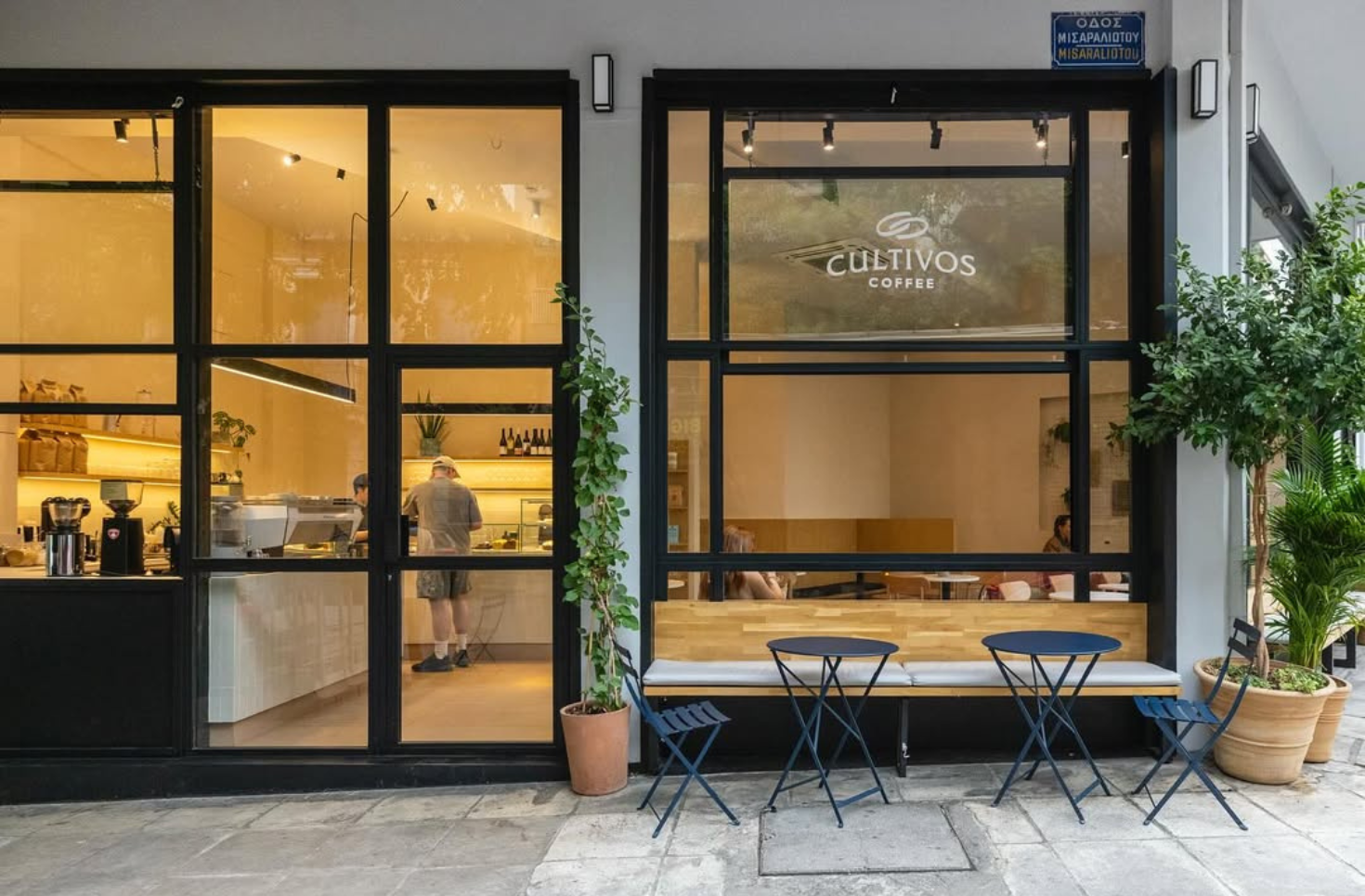 Urban αισθητική με την υπογραφή της Λακιώτης στο ανακαινισμένο  Cultivos Coffee στο Κουκάκι.