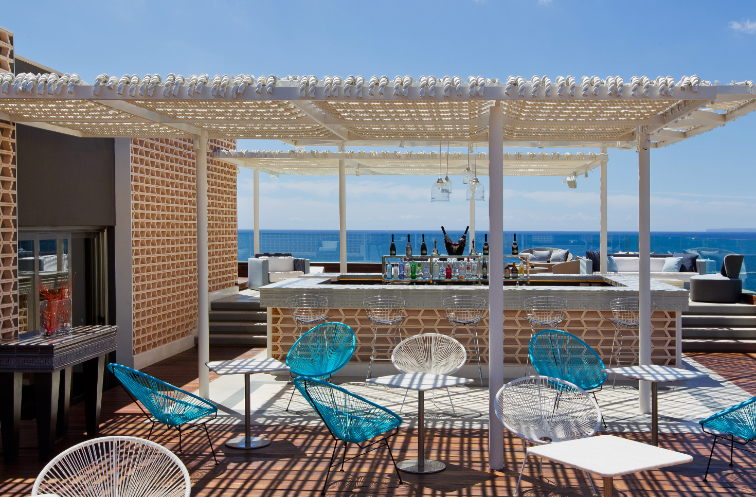 Κλωστρά: αρχιτεκτονική ισορροπία ανάμεσα στο φως και τον χώρο - διαθέσιμα από την Λακιώτης.